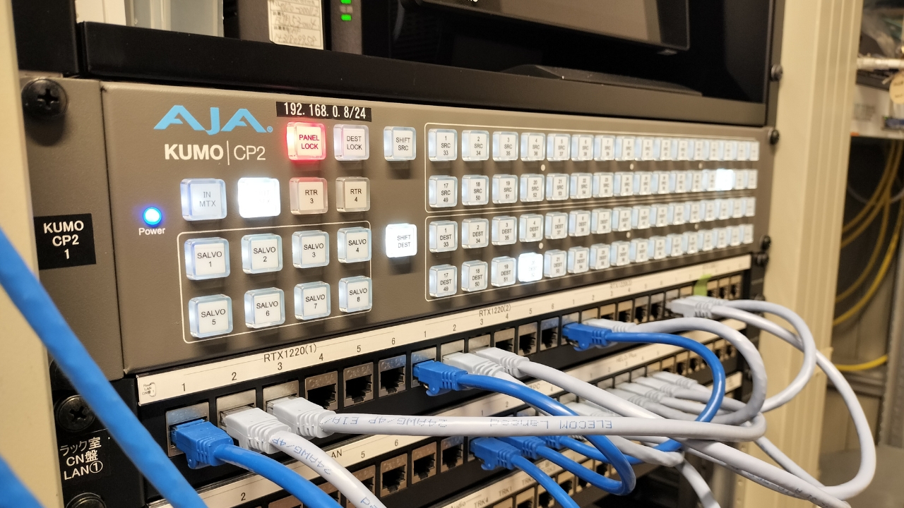 AJA 社の SDI ルーター『KUMO 6464』で多数の入出力を効率的に制御