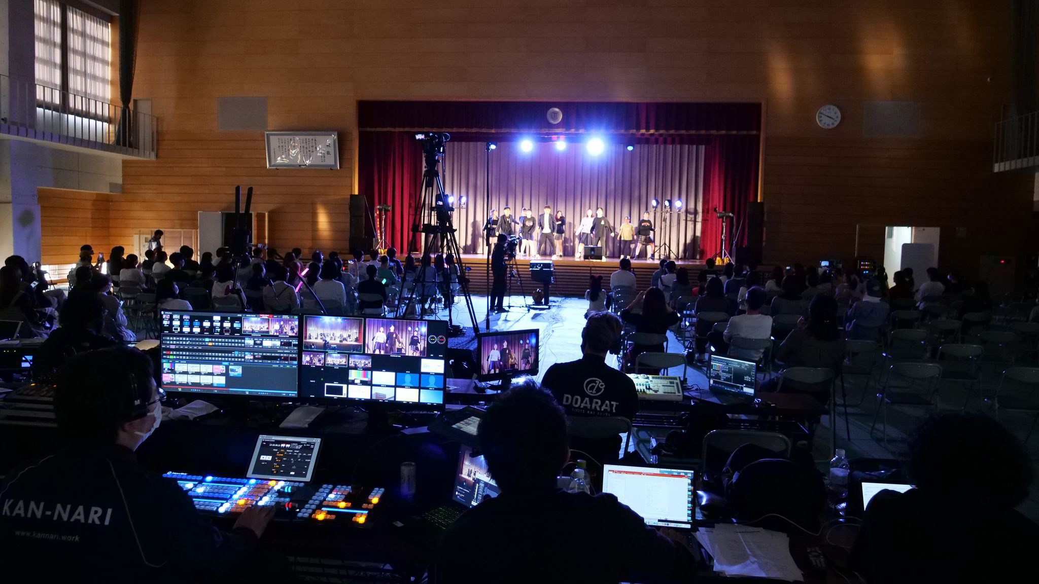 TriCaster® と NDI® をフル活用したシステムで、学生の自由な発想を活かした映像演出とライブ配信が可能に